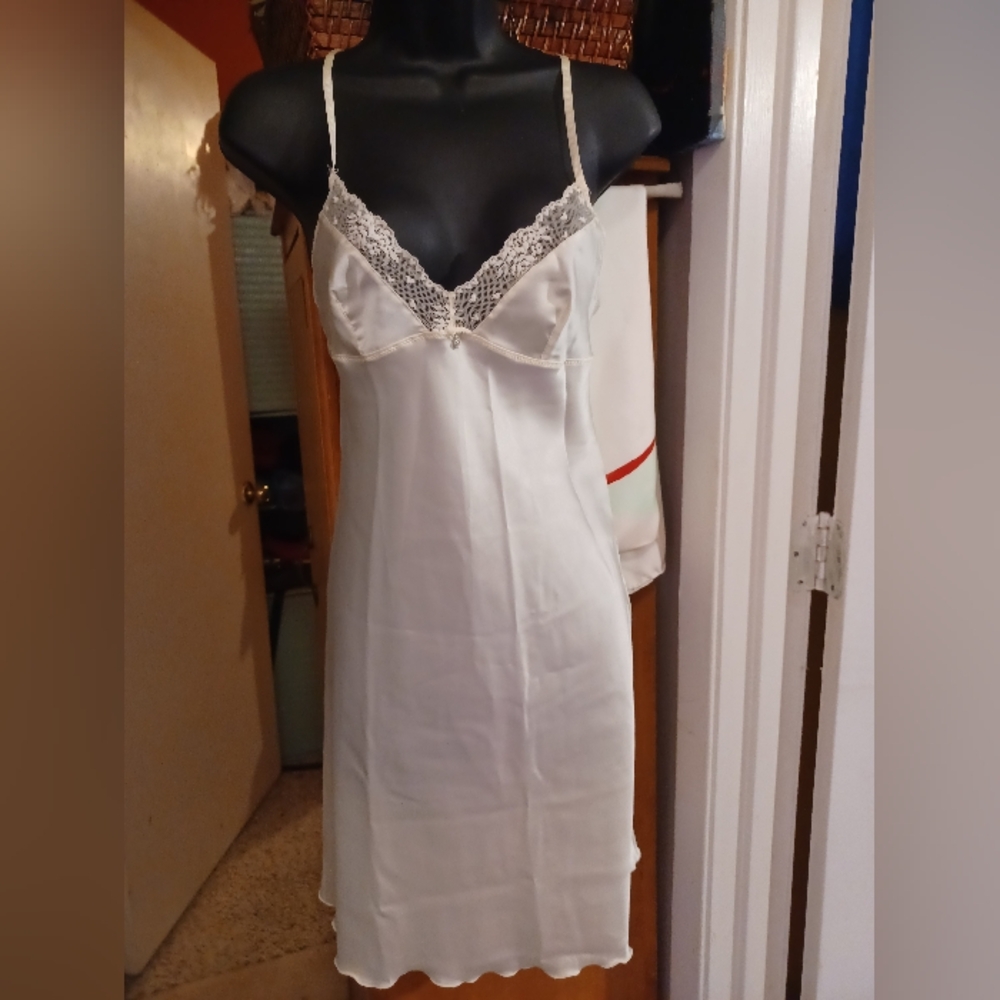 Vtg (50s-60s) Butter Cream Nylon Slip Dress With Lace Trim-Measurements Sz S